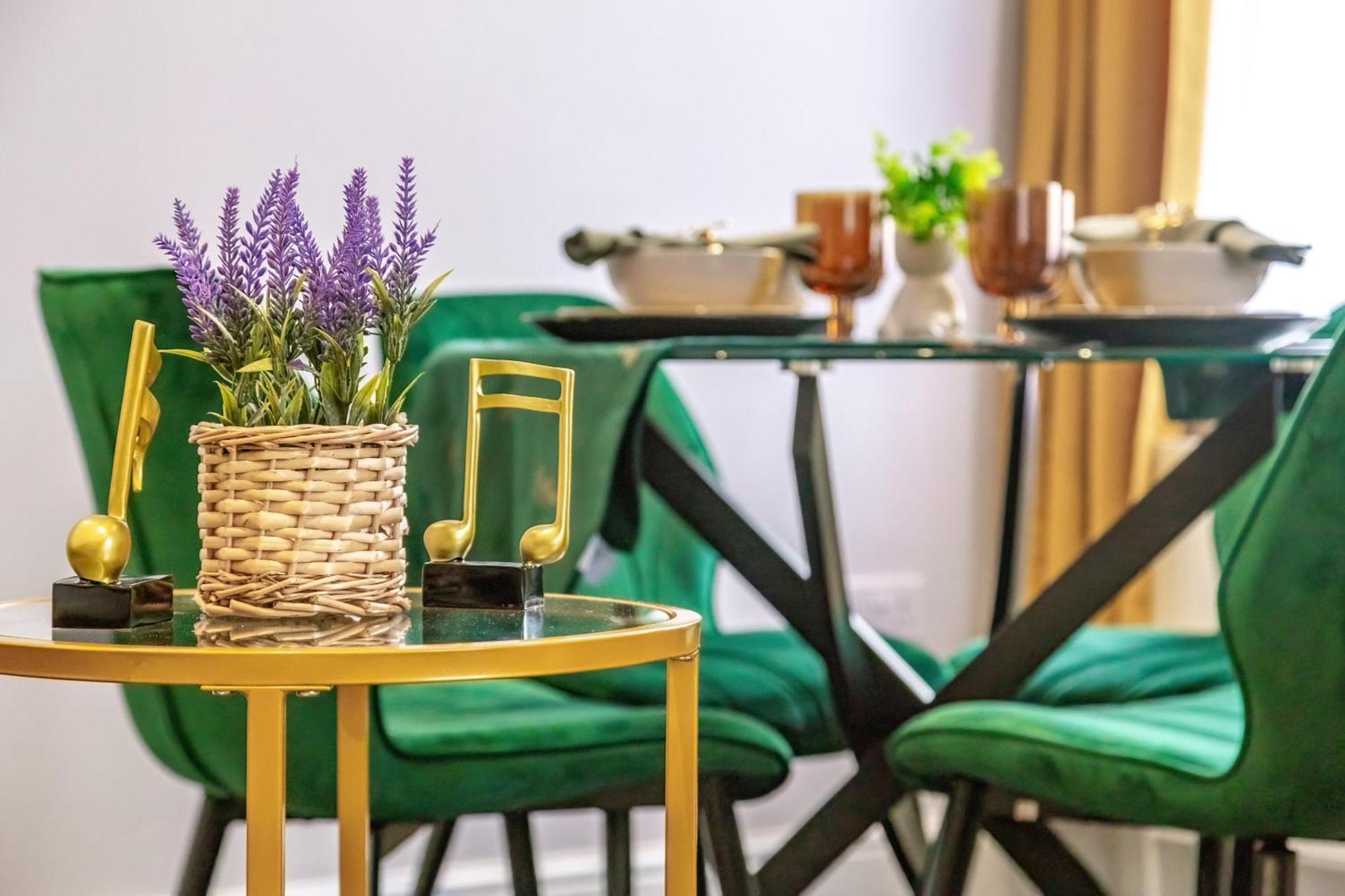 Elegant 2Br London Hideaway- King Bed, Sleeps 6 - Parking- Instant Book- 20 Percent Off Limited Time! Barnet Exterior photo