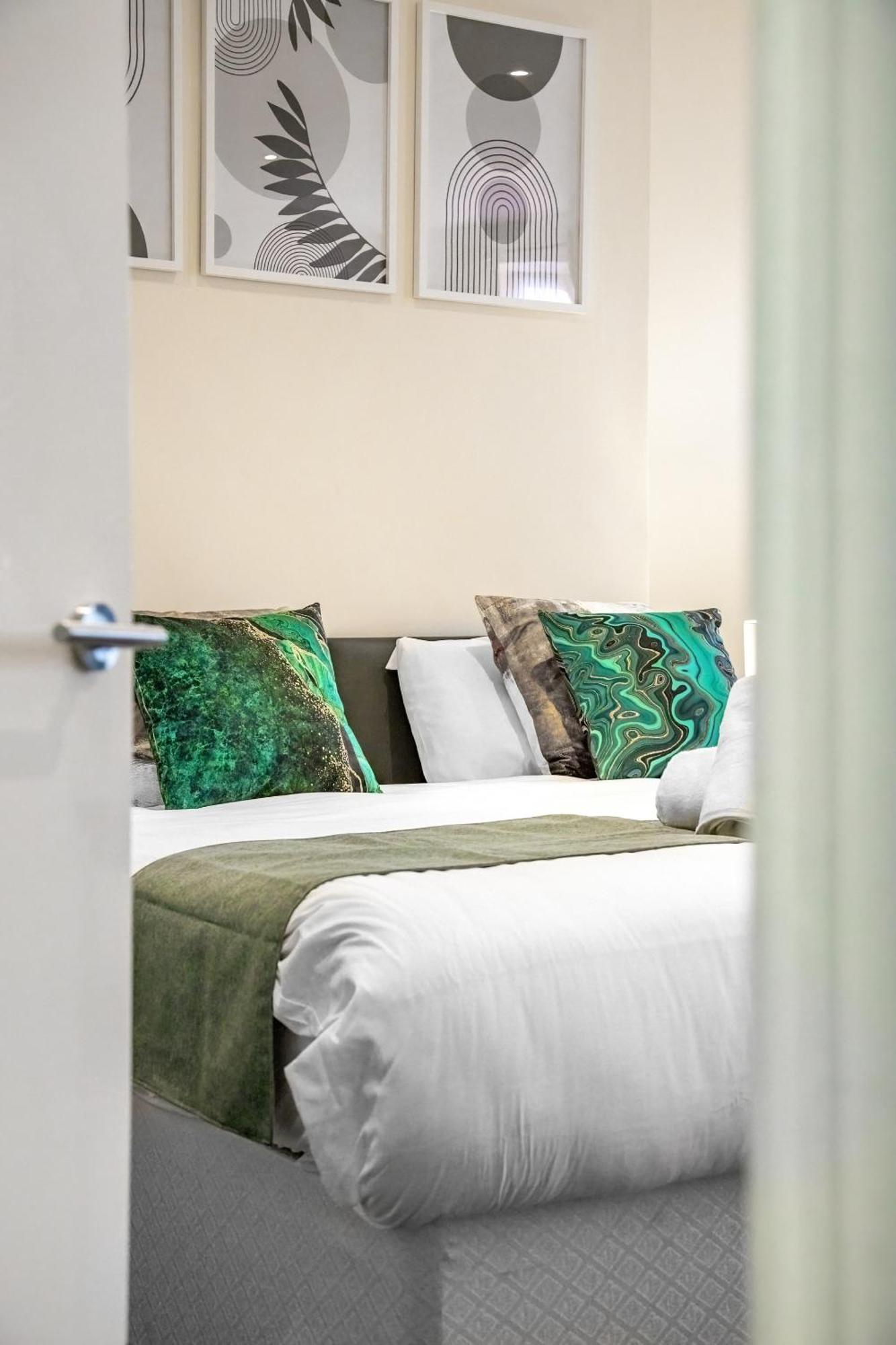 Elegant 2Br London Hideaway- King Bed, Sleeps 6 - Parking- Instant Book- 20 Percent Off Limited Time! Barnet Exterior photo