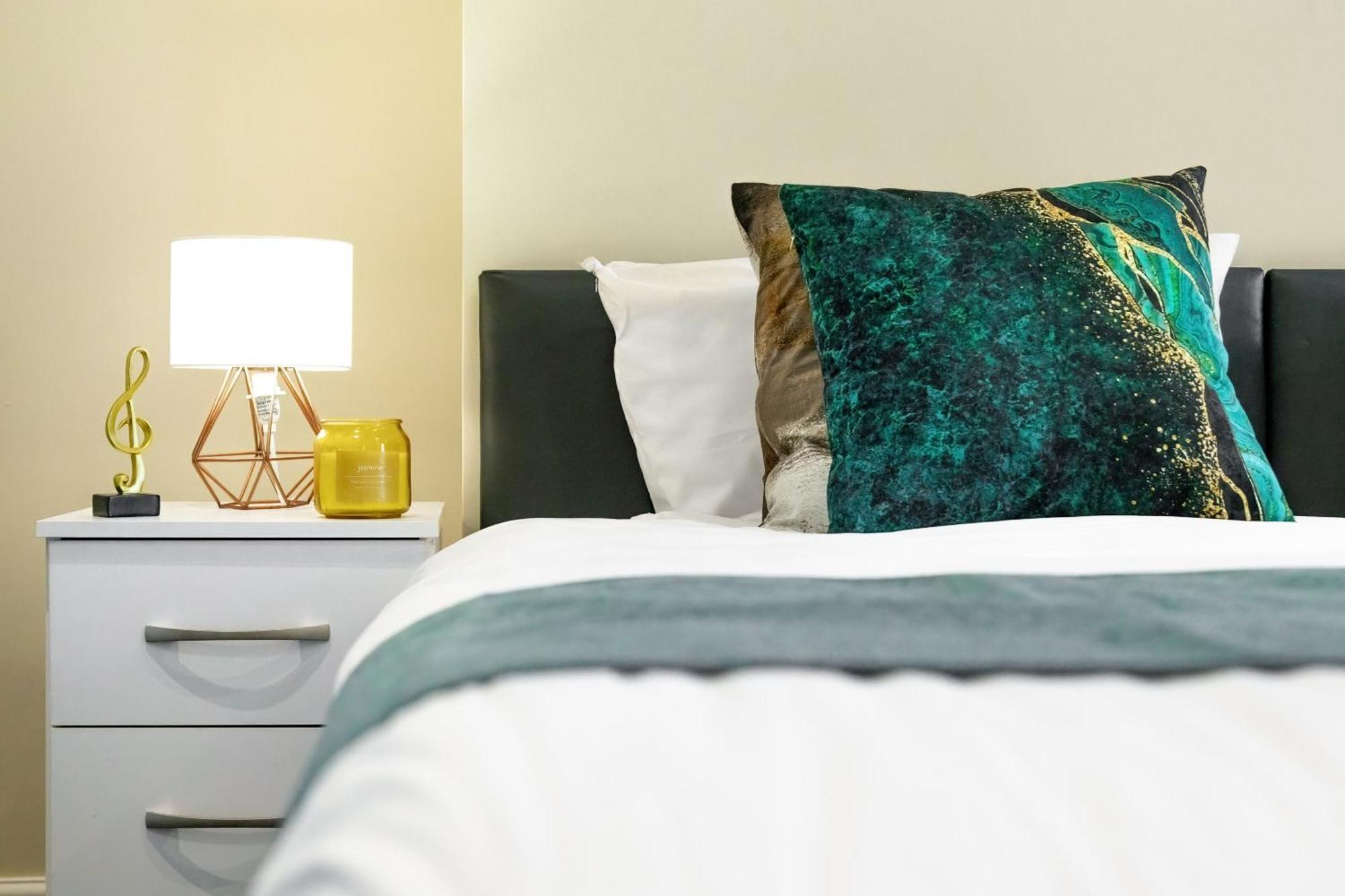 Elegant 2Br London Hideaway- King Bed, Sleeps 6 - Parking- Instant Book- 20 Percent Off Limited Time! Barnet Exterior photo