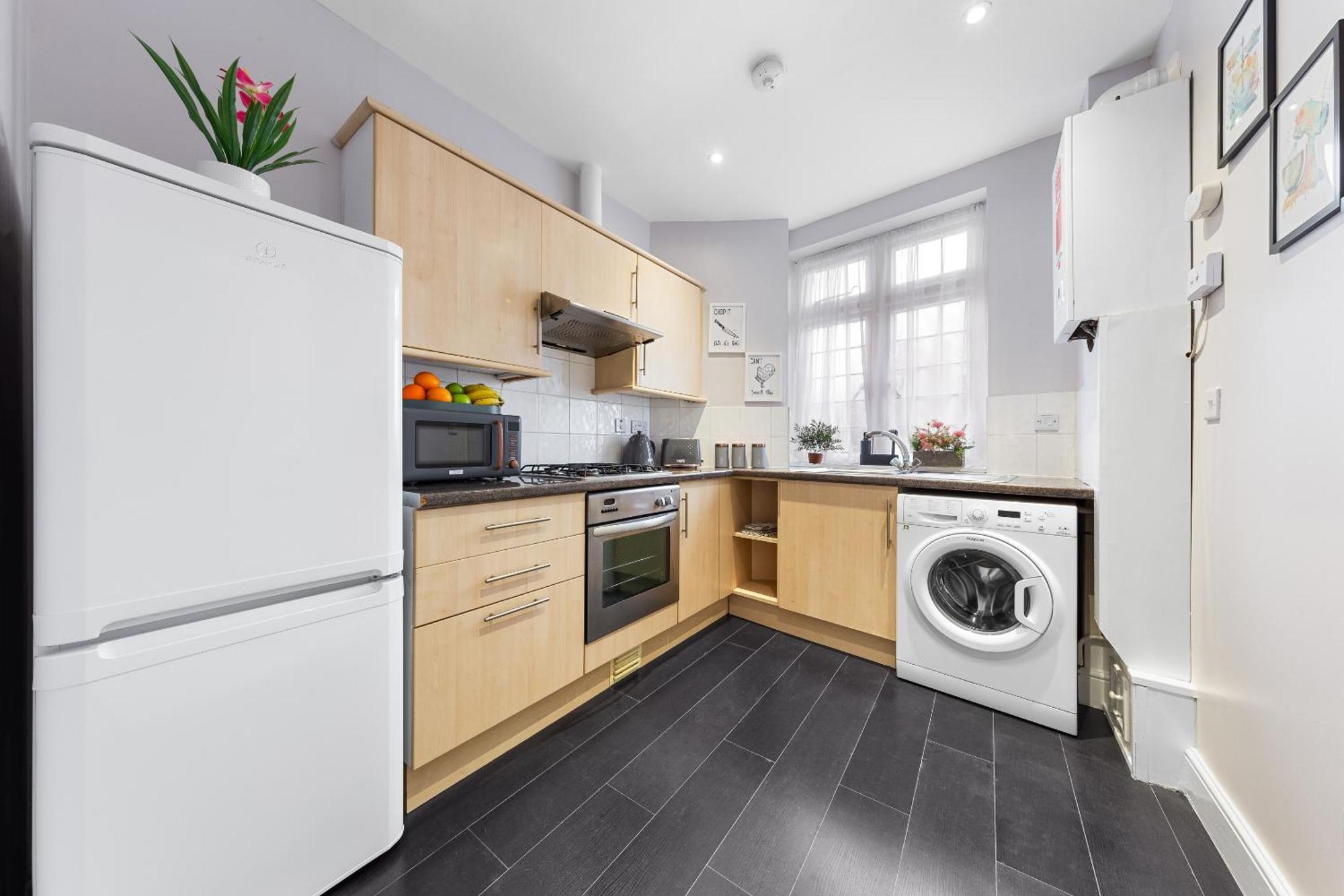 Elegant 2Br London Hideaway- King Bed, Sleeps 6 - Parking- Instant Book- 20 Percent Off Limited Time! Barnet Exterior photo
